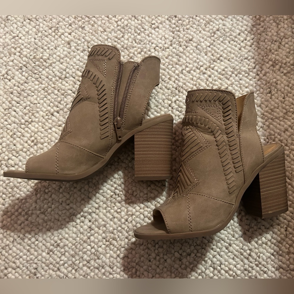 Universal thread Aztec heels - Picture 3 of 3
